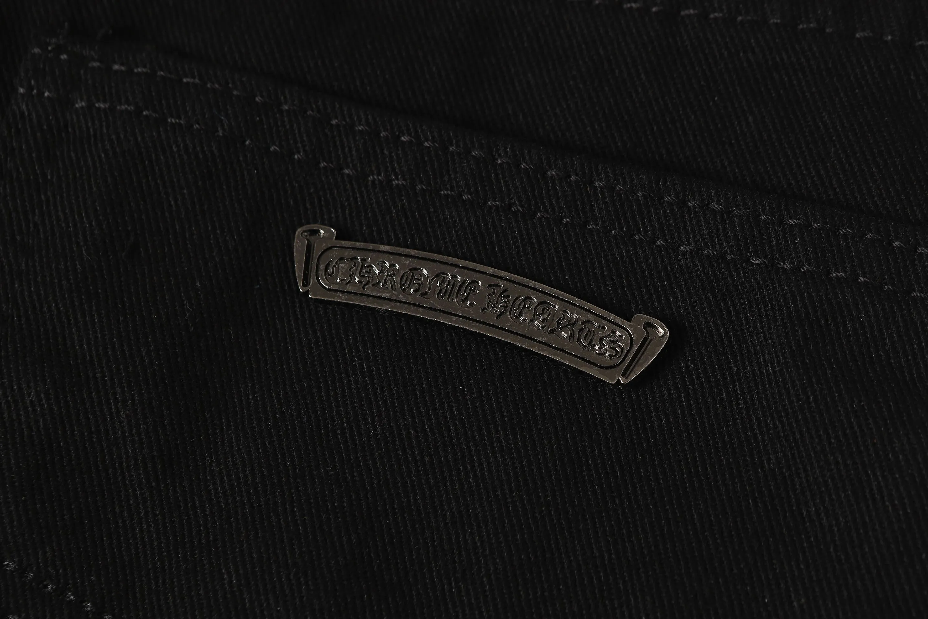 P256 Actual photo [High quality] Coding: LH977 Color: Picture color Size: S to XXXL - Chrome Hearts/Chrome Hearts Classic colored leather cross washed color cloth unisex denim trousers - Vibe style straight stacked god-level version - Carbon fine bias denim color cloth - Old vintage complete set of hardware - Chrome Hearts high version uses high ounce custom fabrics, enzyme washing and soft color fixation, soft and thick to wear The details are all produced by pure hand polishing and craftsmanship. All-over jacquard fabrics have unique design styles. Multiple processes create a full retro feel. Niche unique non-colliding shirts. Customized old spray-painted buttons. Every detail is crafted with craftsmanship. Size Pants length Waist Hips Unit cm S 98 68 100 M 99 72 104 L 100 76 108 XL 101 80 112 XXL 102 84 116 XXXL 103 88 120